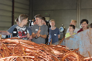 Exkursion Elektrorecycling: Schüler stehen vor einem Container mit Kupferkabeln